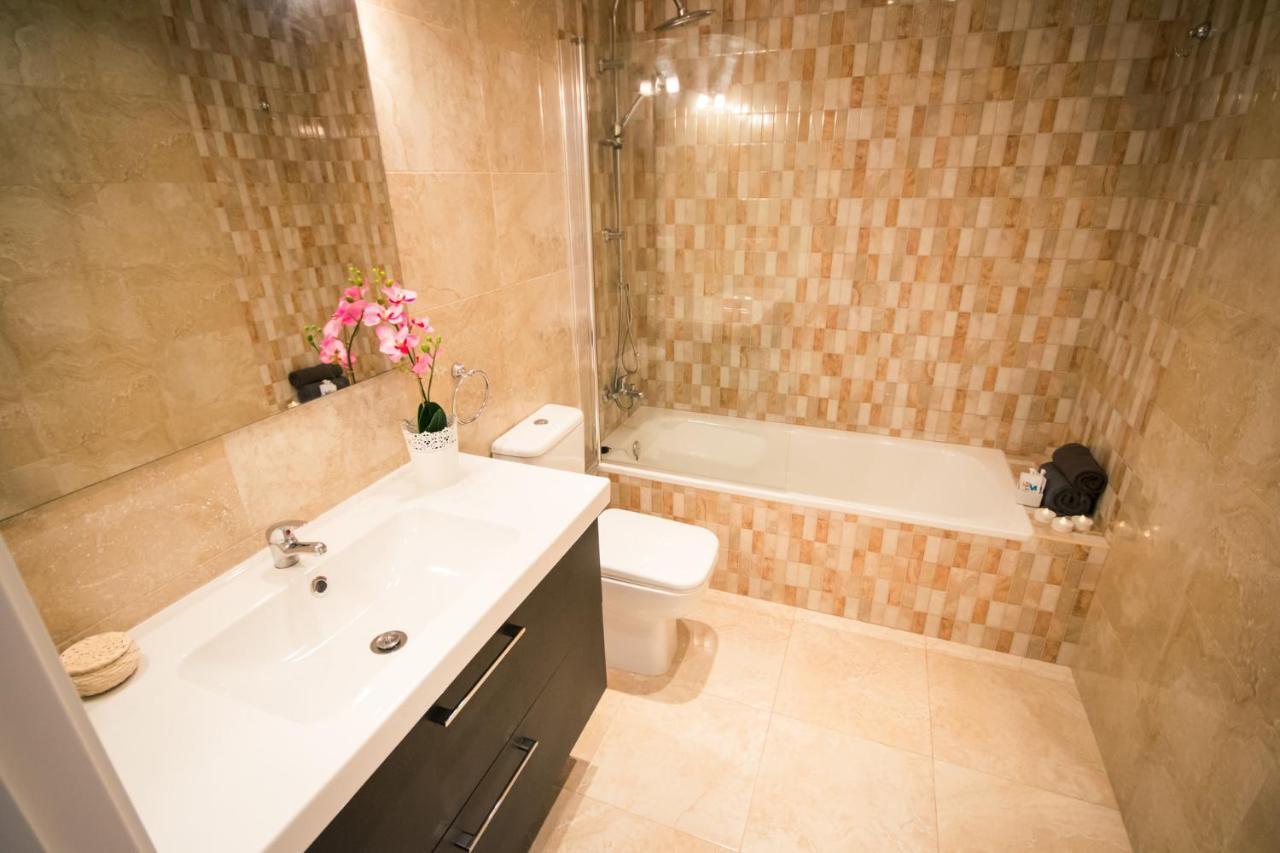 Holidays2Malaga Heredia 3 bedroom opposite Malaga Port Bagian luar foto